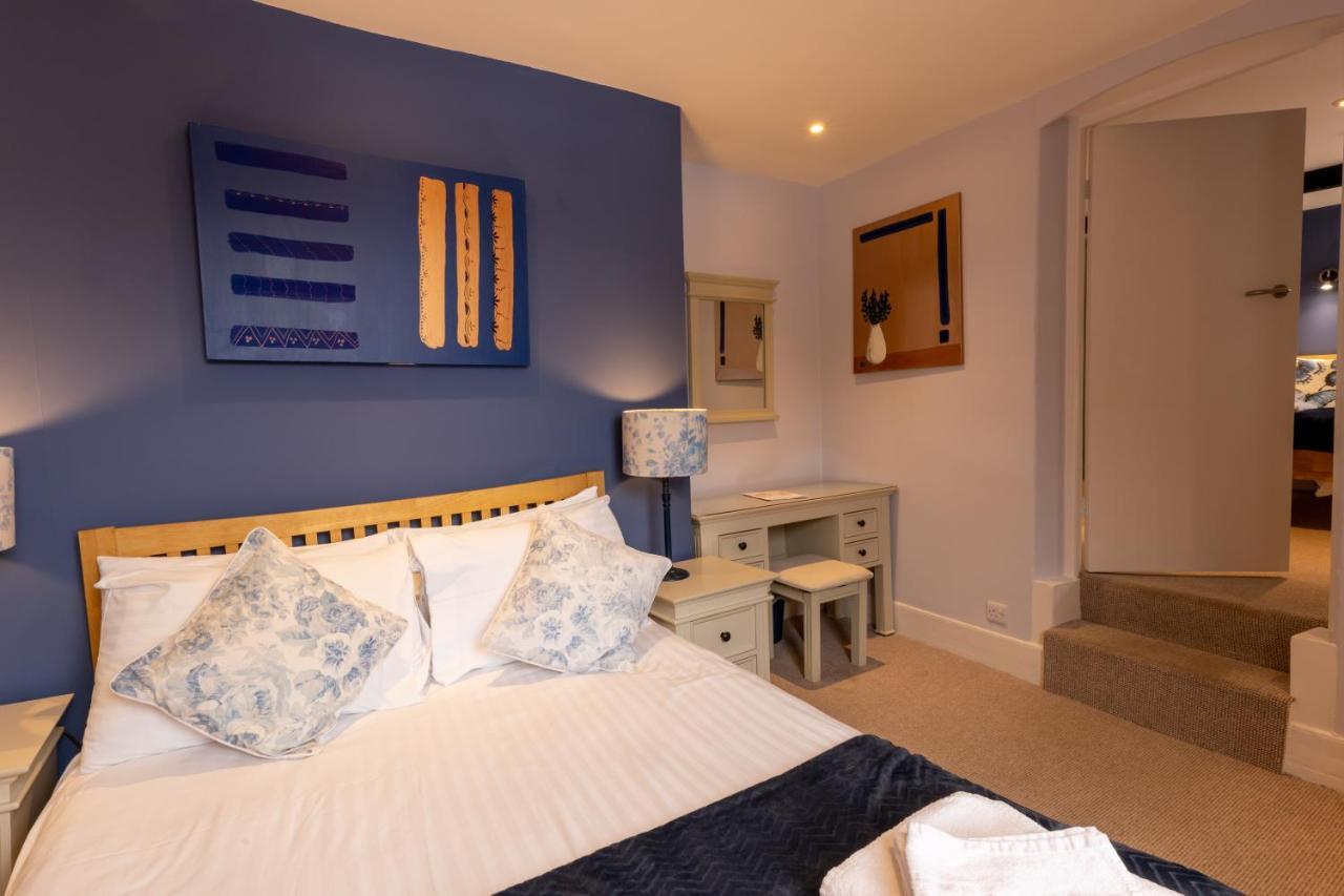 The Old Vicarage Hotel & Restaurant 브리지워터 외부 사진 A bedroom at the hotel