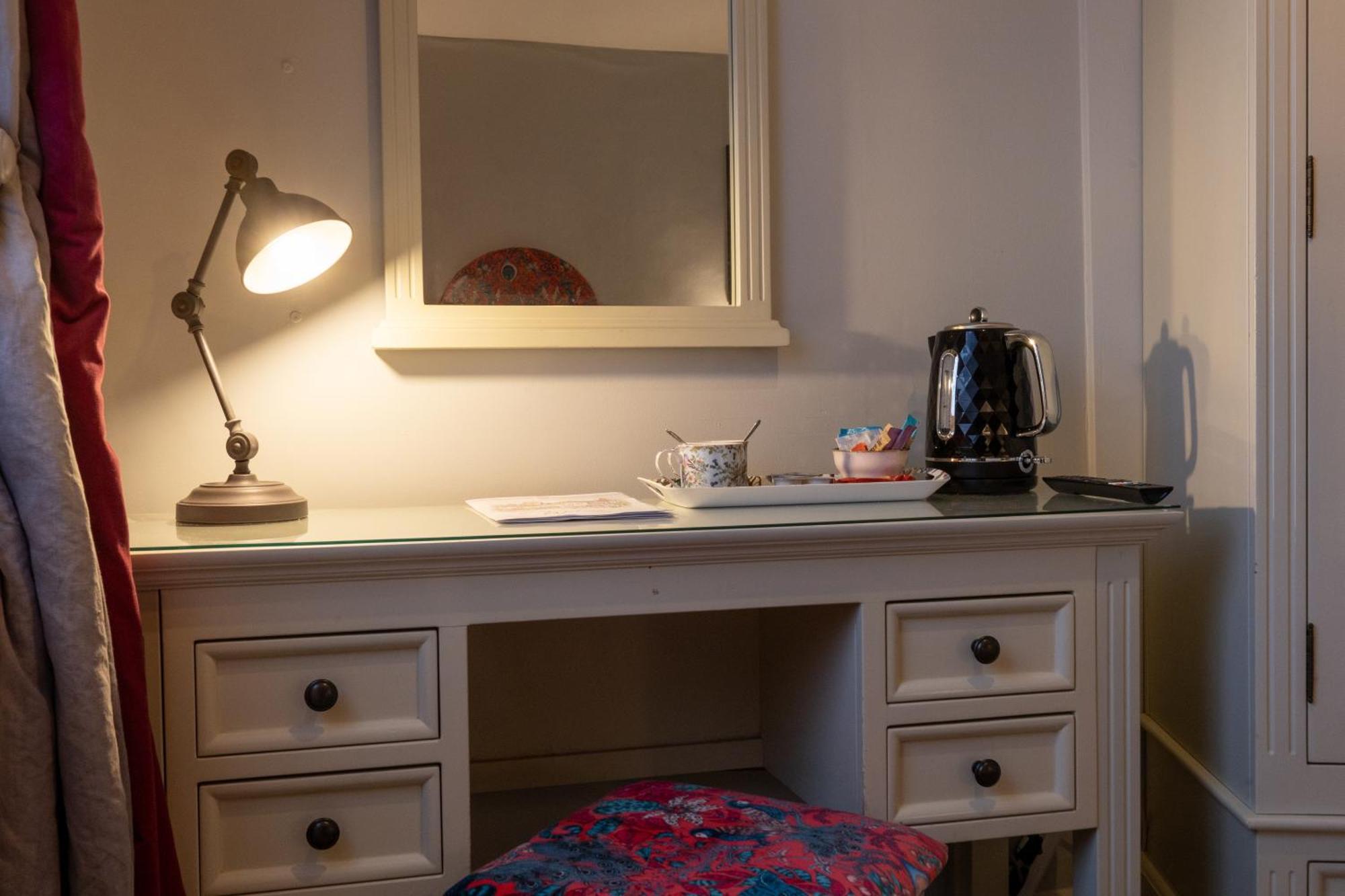 The Old Vicarage Hotel & Restaurant 브리지워터 외부 사진 A dressing table