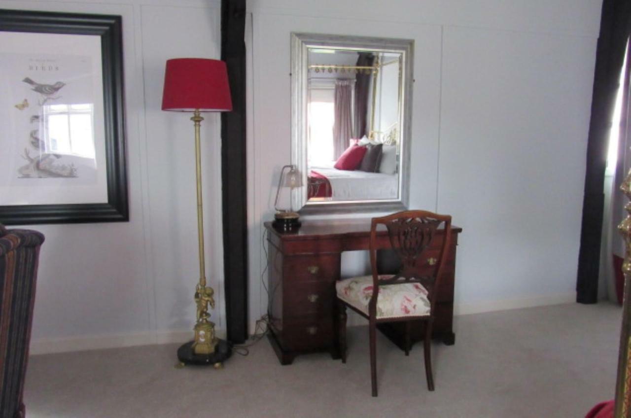 The Old Vicarage Hotel & Restaurant 브리지워터 외부 사진 A dressing table