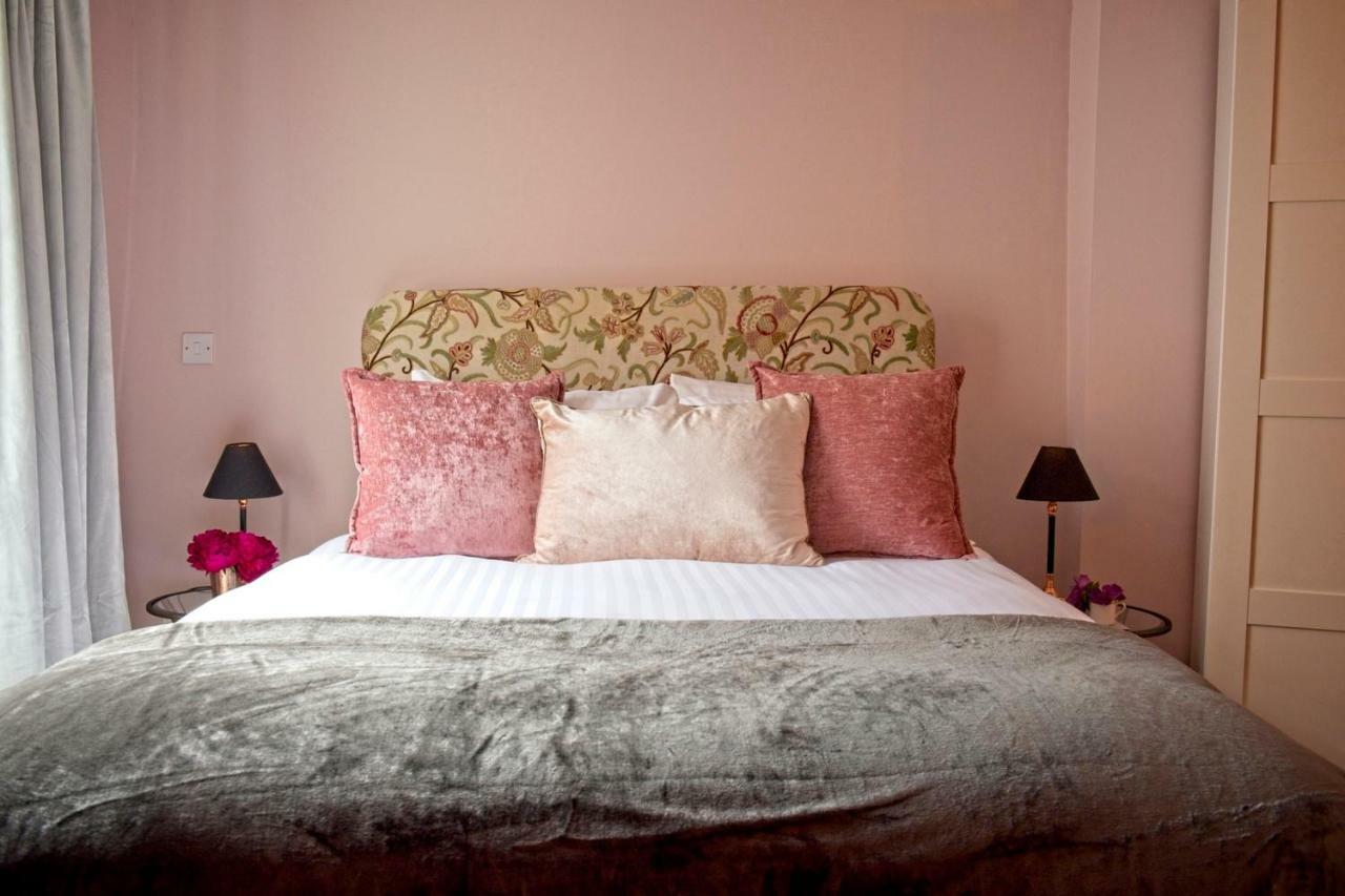 The Old Vicarage Hotel & Restaurant 브리지워터 외부 사진 A bedroom at the hotel