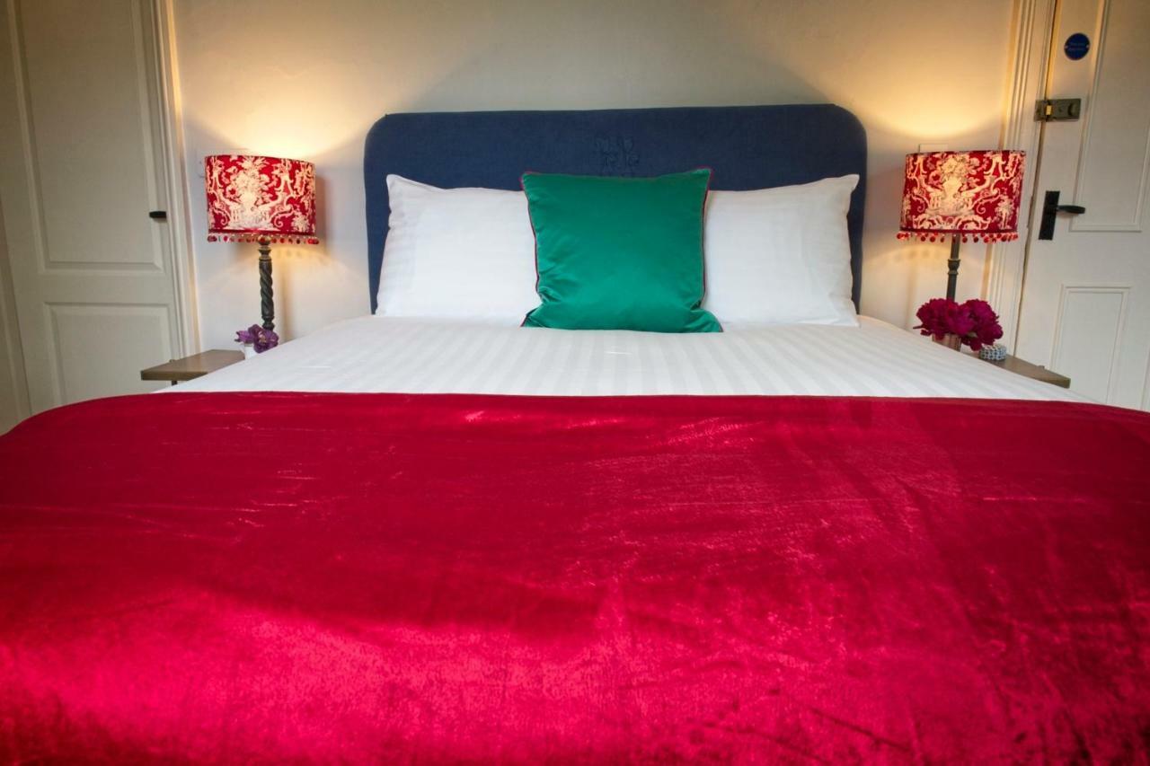 The Old Vicarage Hotel & Restaurant 브리지워터 외부 사진 A bed with a red duvet