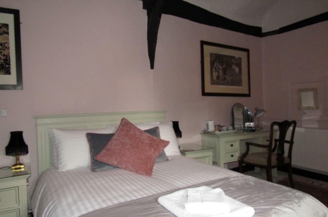The Old Vicarage Hotel & Restaurant 브리지워터 외부 사진 A bedroom at the hotel