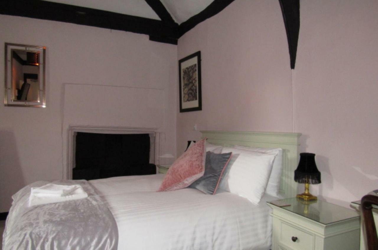 The Old Vicarage Hotel & Restaurant 브리지워터 외부 사진 A bedroom at the Old Mill